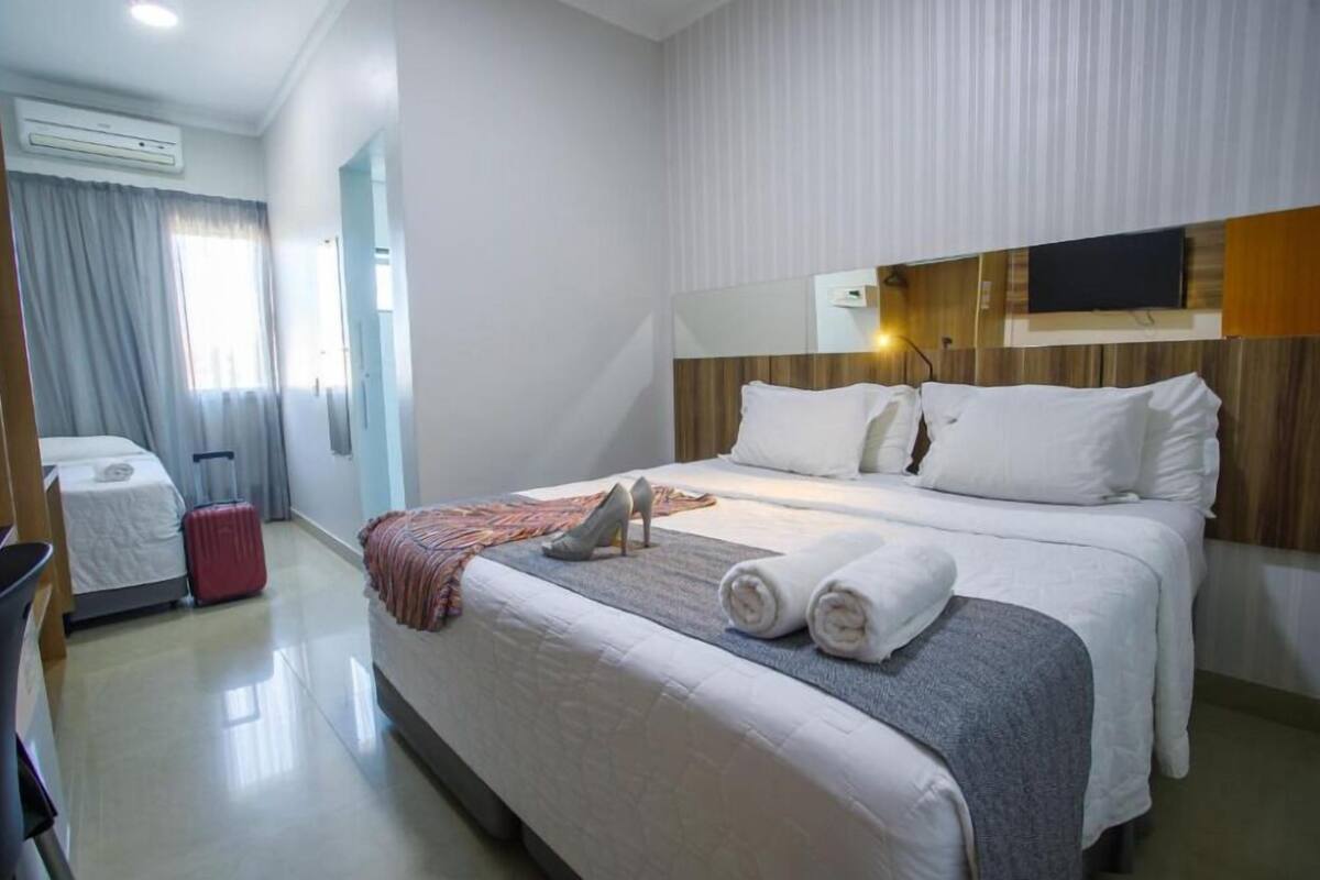 Habitación triple | Minibar, caja de seguridad en la habitación y escritorio