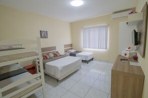 Family Room | Minibar, desk, blackout curtains, free WiFi - Pousada Vovó Dilma (Penha)