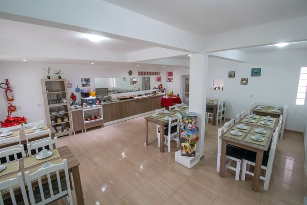 Café da manhã com buffet grátis todos os dias