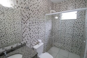 Habitación estándar con 2 camas individuales | Baño | Ducha, artículos de higiene personal gratuitos y toallas