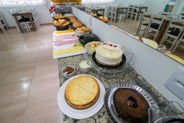 Colazione a buffet inclusa, servita tutte le mattine