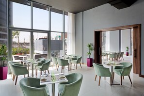 供应早餐、午餐和晚餐