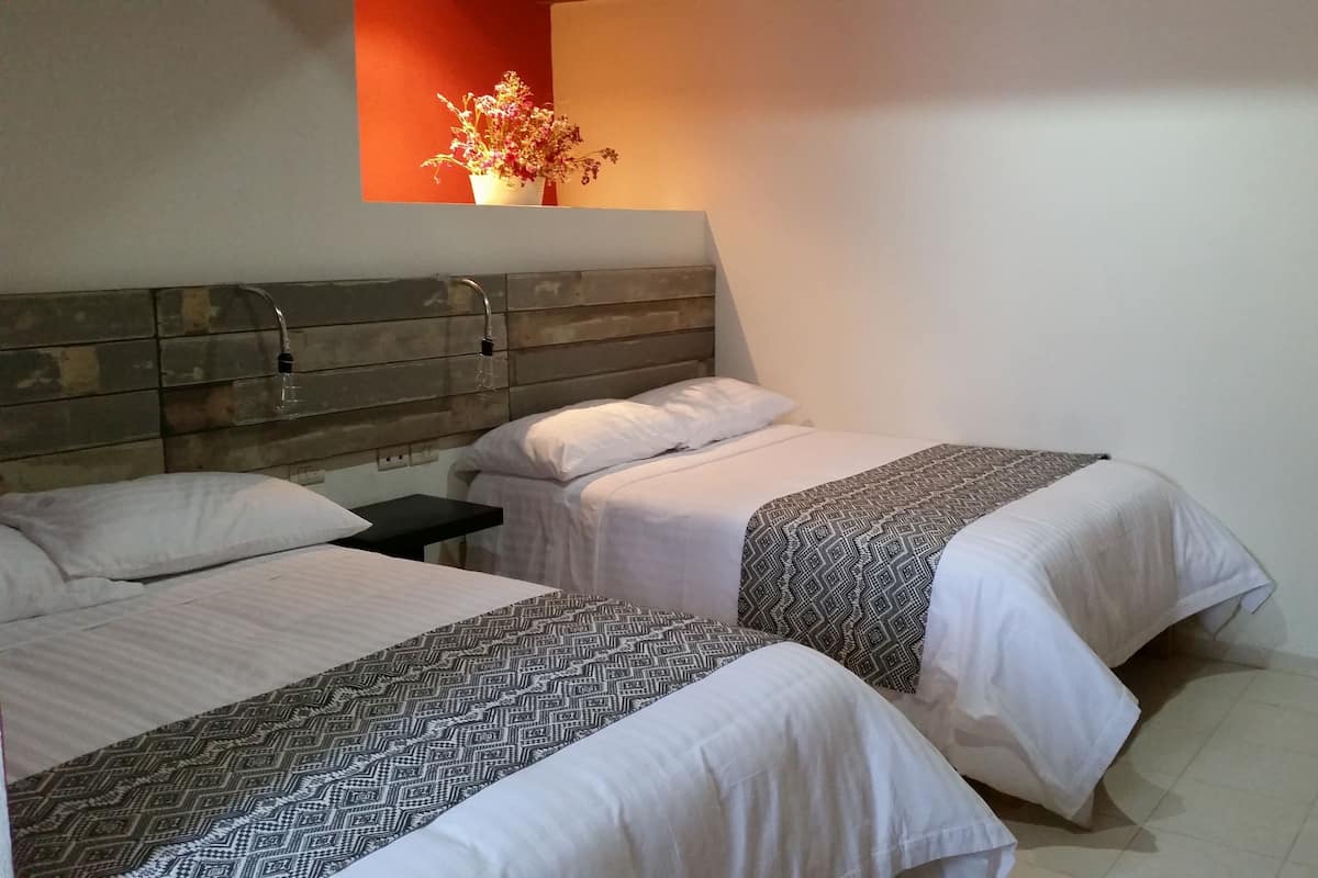 Standaard tweepersoonskamer, 2 tweepersoonsbedden | Gratis babybedden, gratis wifi