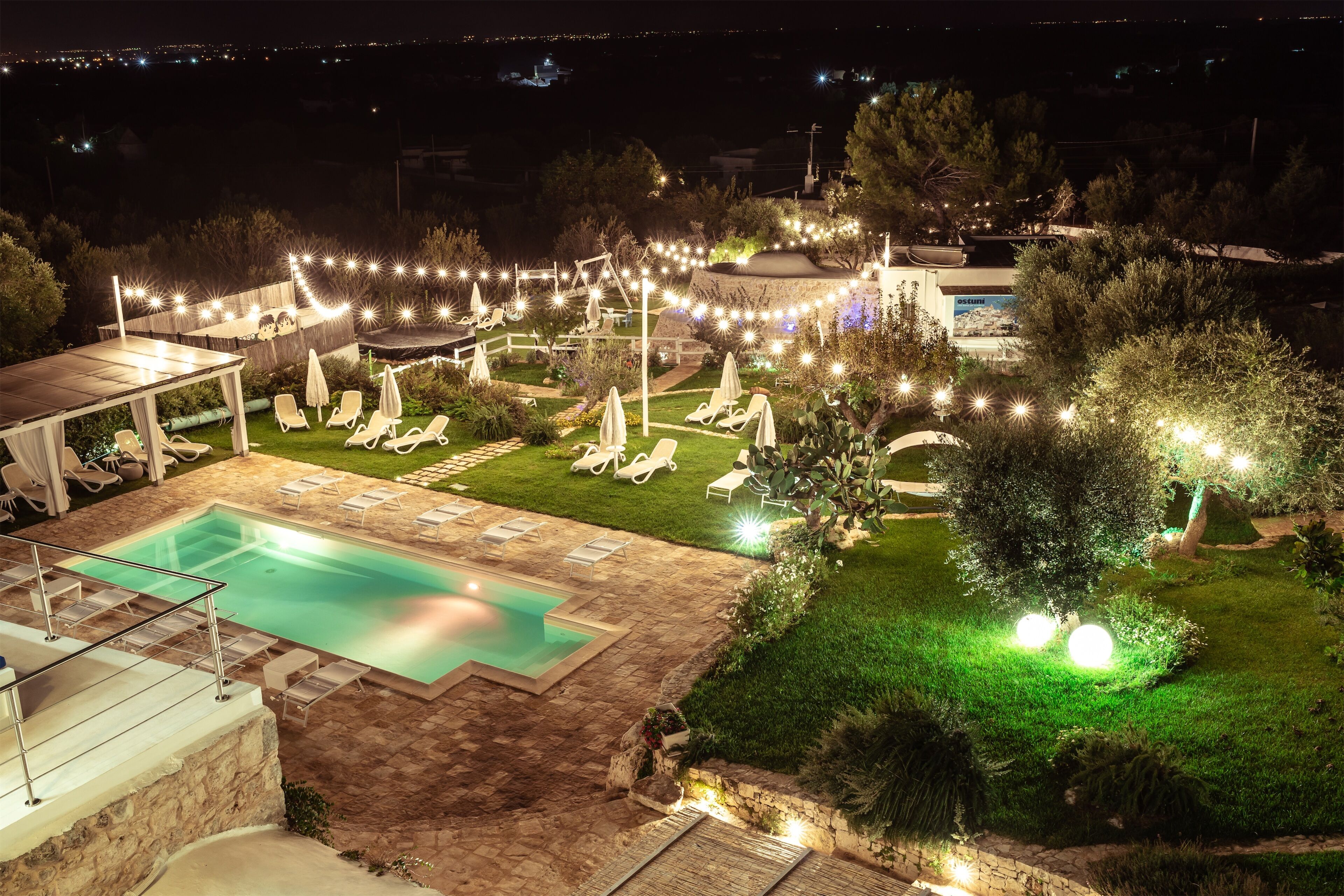 Außenpool, Sonnenschirme, Liegestühle