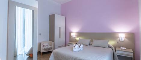 Habitación con 1 cama matrimonial o 2 individuales | Caja de seguridad en la habitación, escritorio y insonorización