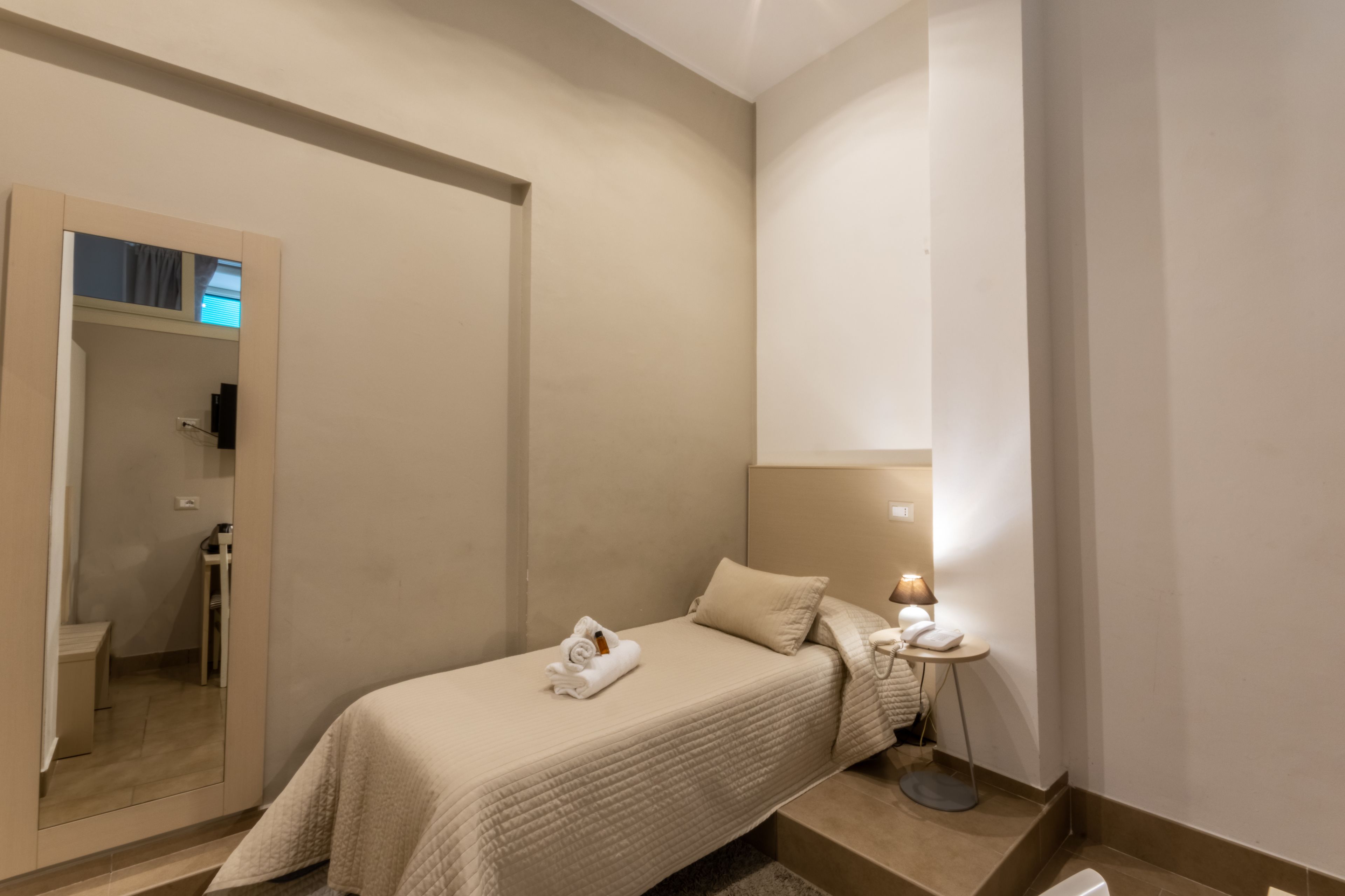 Enkelrum | Värdeförvaringsskåp på rummet, skrivbord, ljudisolering och gratis wi-fi