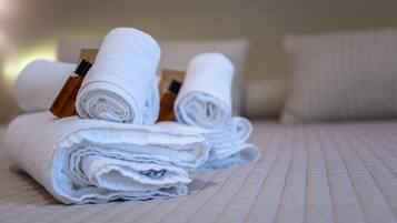 Phòng đôi hoặc 2 giường đơn | Két bảo mật tại phòng, bàn, phòng cách âm