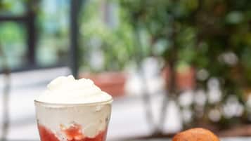 Sobremesa com chantilly e um pastel sobre a mesa.