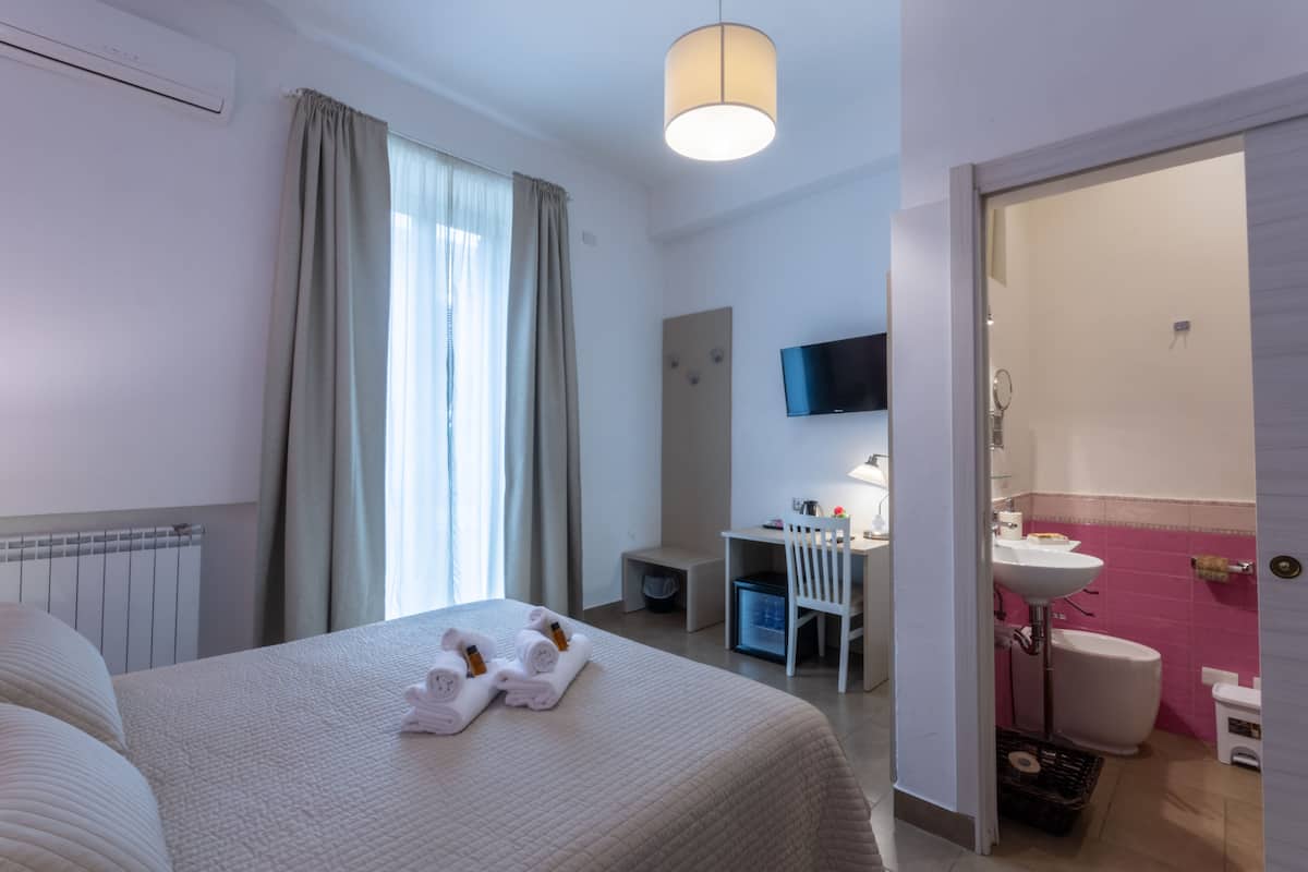 Kamer, 1 twee- of 2 eenpersoonsbedden | Een kluis op de kamer, een bureau, geluiddichte muren, gratis wifi