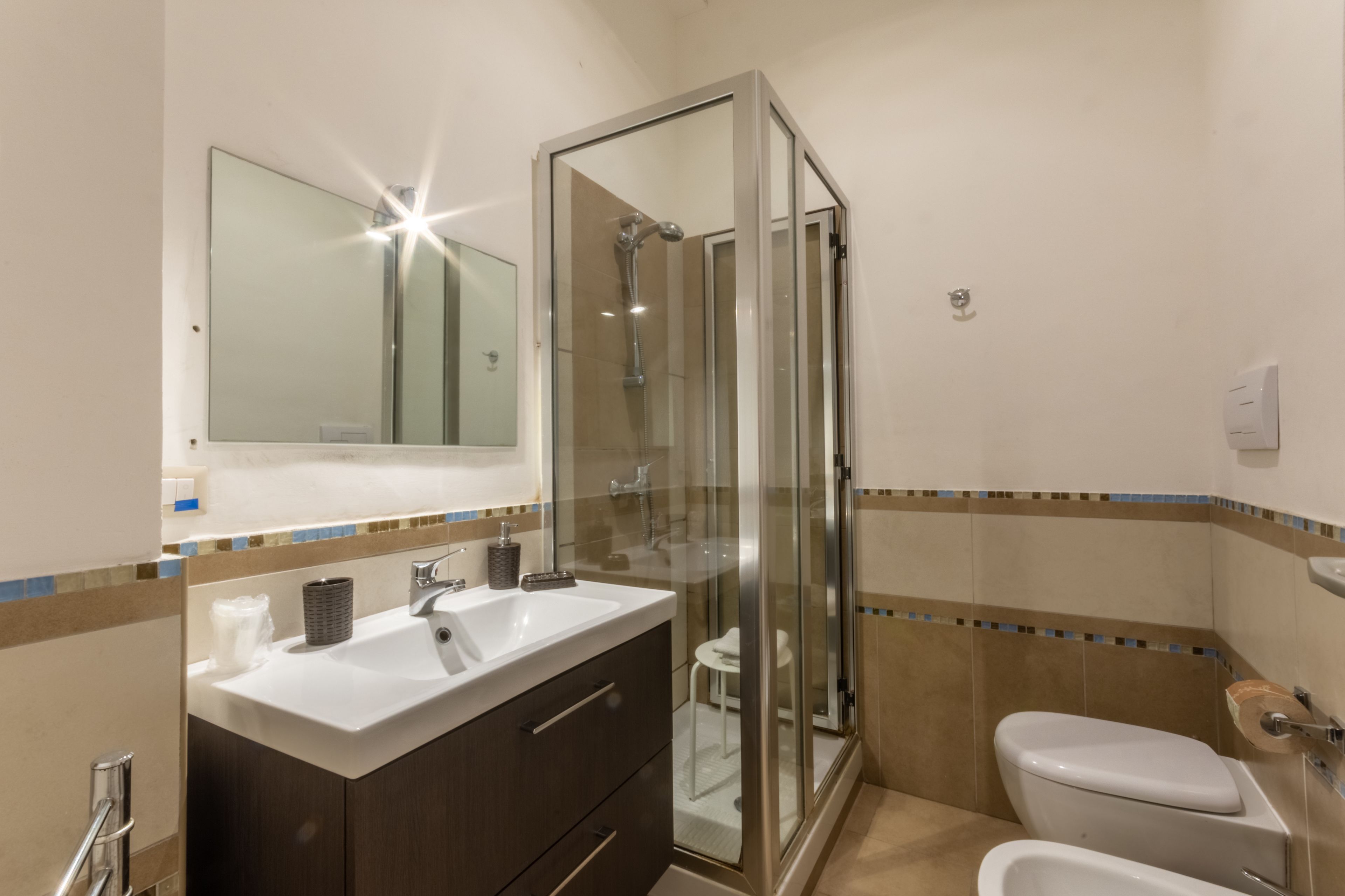 Chambre Simple | Salle de bain | Douche, articles de toilette gratuits, sèche-cheveux, chaussons