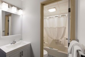 Tina con regadera, amenidades de baño gratuitas, secadora de cabello 