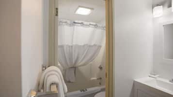 Combined shower/bathtub, free toiletries, hair dryer, towels