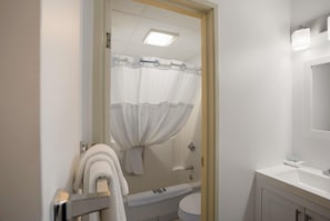 Duschwanne, kostenlose Toilettenartikel, Haartrockner, Handtücher