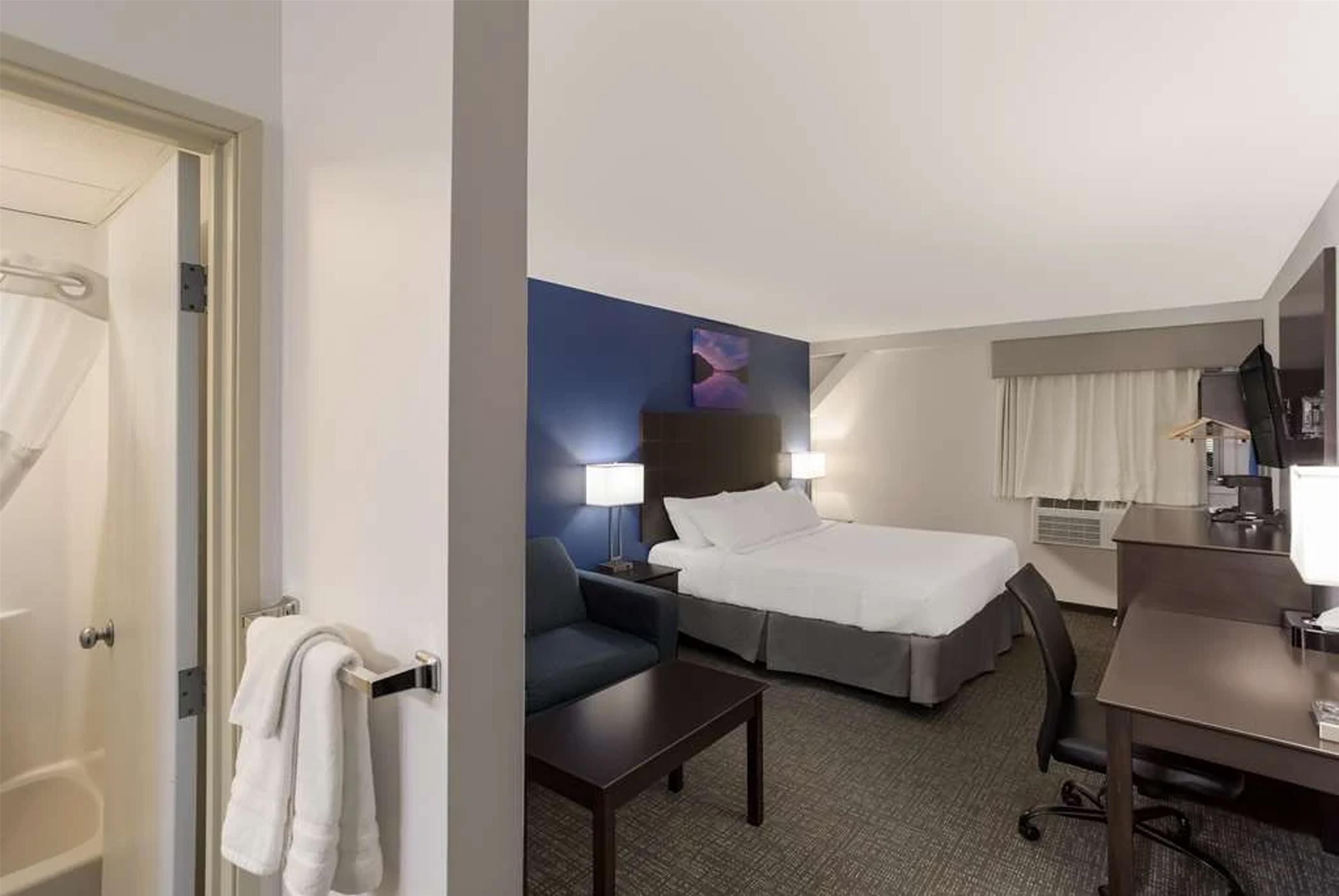 ピロートップベッド、デスク、ノートパソコン用作業スペース、アイロン / アイロン台