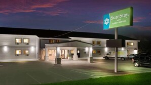 A hotel with a covered entrance, a parking lot, and a sign for SureStay by Best Western. - SureStay by Best Western Presque Isle (Presque Isle)
