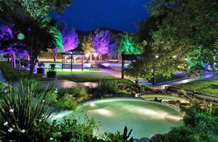 Fachada de la propiedad por la tarde o noche