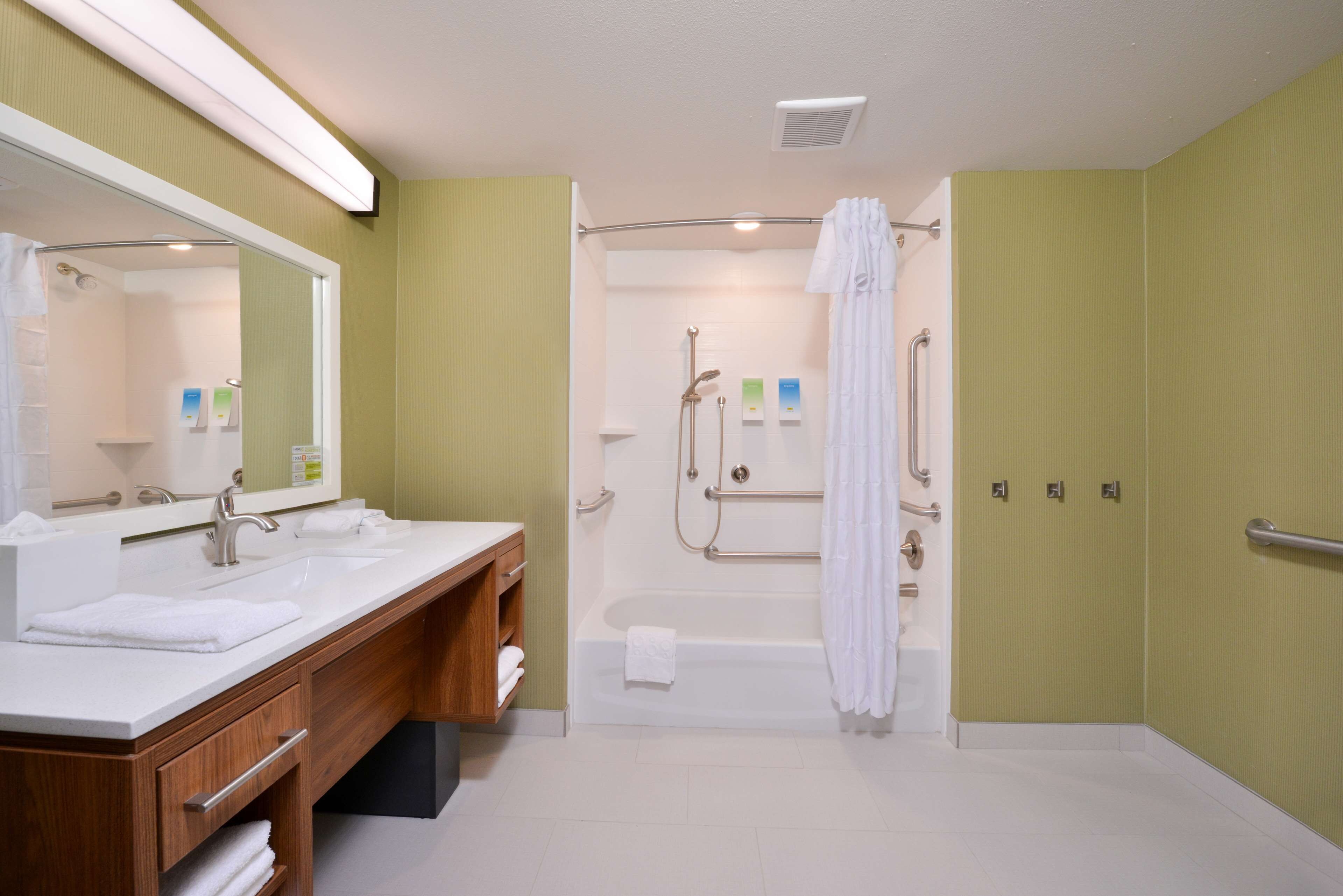 Une salle de bain moderne avec un meuble-lavabo à deux vasques, une baignoire et un espace douche.