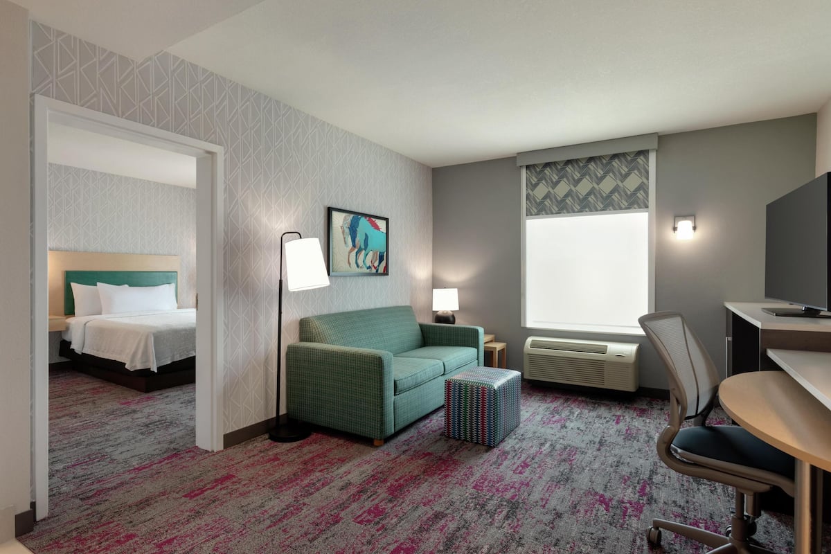 Suite, 1 grand lit, accessible aux personnes à mobilité réduite, non-fumeurs (Hearing) | Coin séjour | Télévision LCD