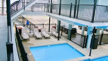 Udendørs pool, åben fra kl. 09.00 til kl. 20.00, parasoller, liggestole