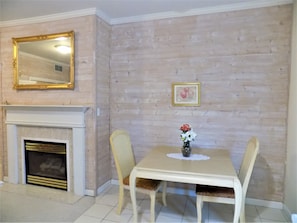 Suite Deluxe, 1 dormitori, cuina | Sala d'estar | Televisor de pantalla plana i llar de foc