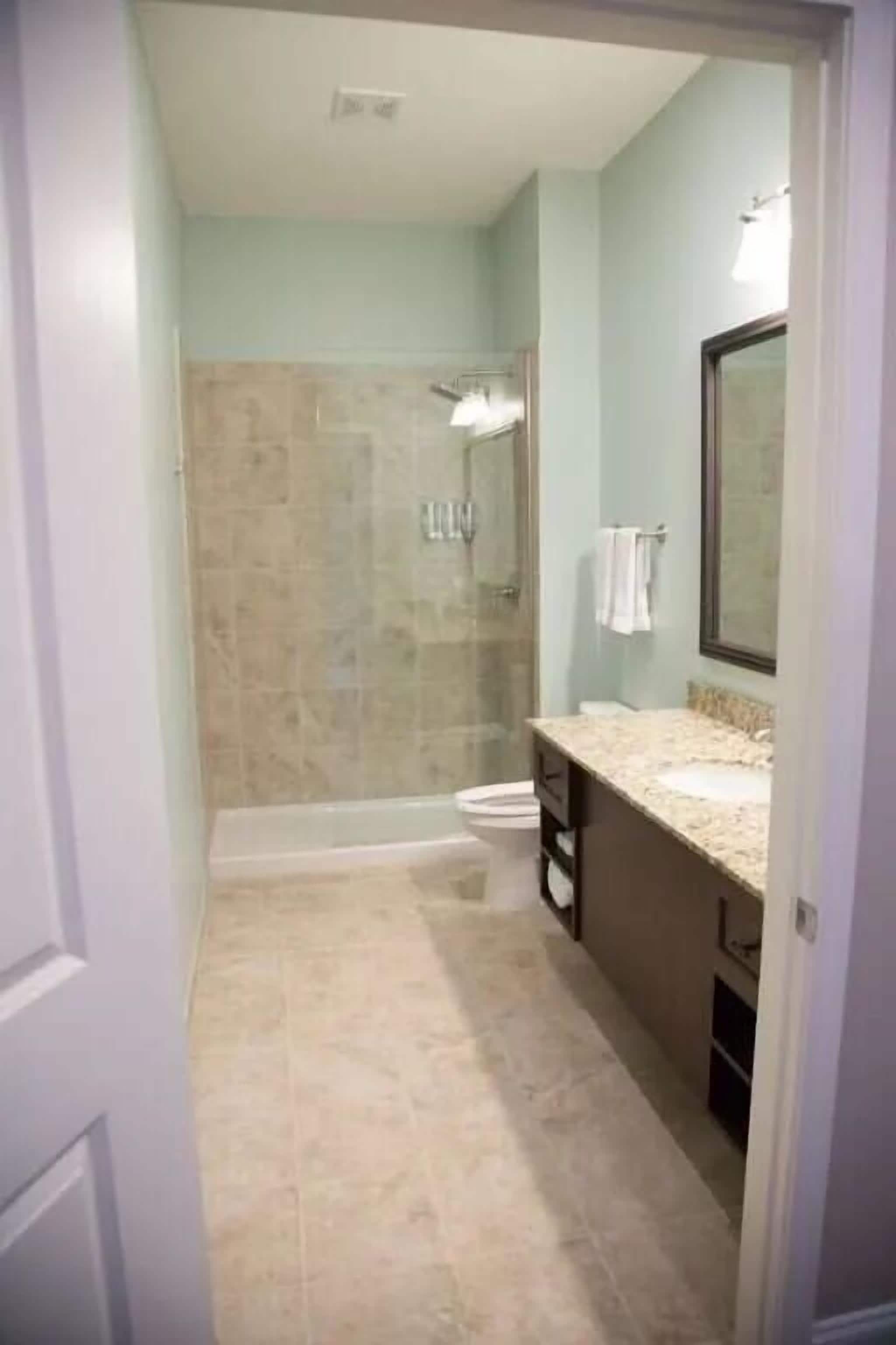 Un baño con ducha, inodoro y lavabo.