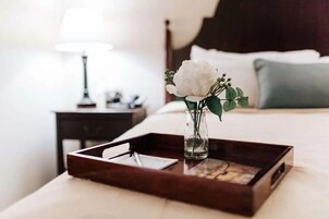 高档床上用品、羽绒被、记忆海绵床垫、客房内保险箱