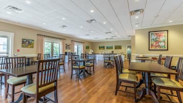 Café da manhã com buffet grátis todos os dias