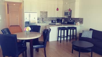 Luxury Apartment, 1 Bedroom, Accessible, Ocean View | In-room dining