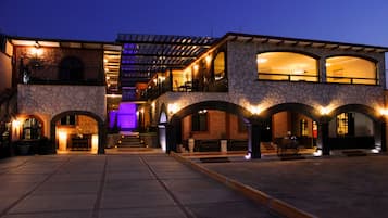 施設の正面 (日没後)