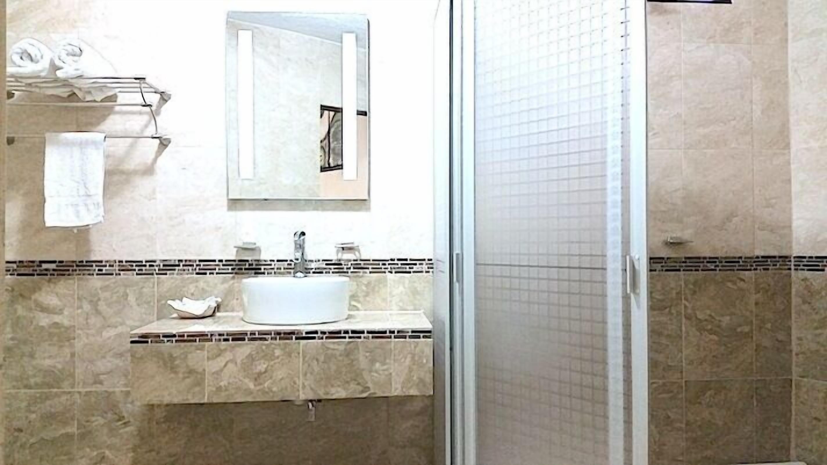 shower, free toiletries, towels