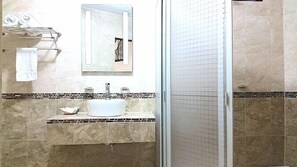 Ducha, artículos de tocador gratuitos, toallas