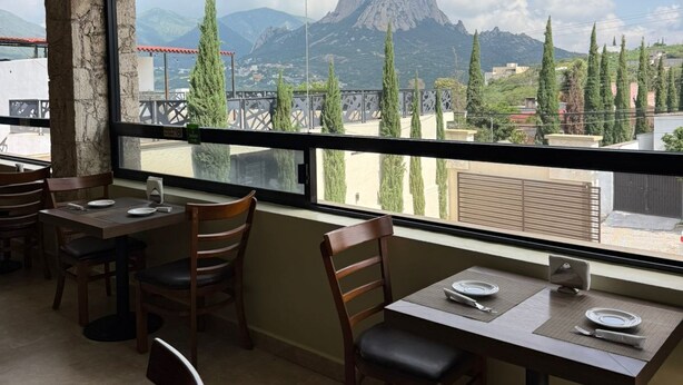 A restaurant with a view of mountains and a clear sky. - Hotel Villa Bernal (Ezequiel Montes)