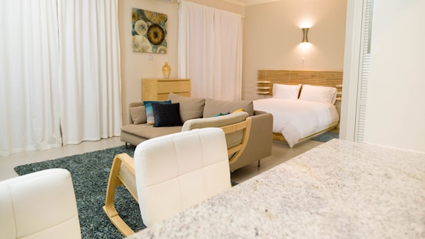 Ein Hotelzimmer mit Bett, Sofa, Schreibtisch und Stuhl.