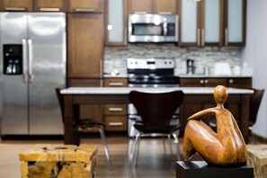 Refrigerador con freezer, microondas, horno, cafetera/tetera