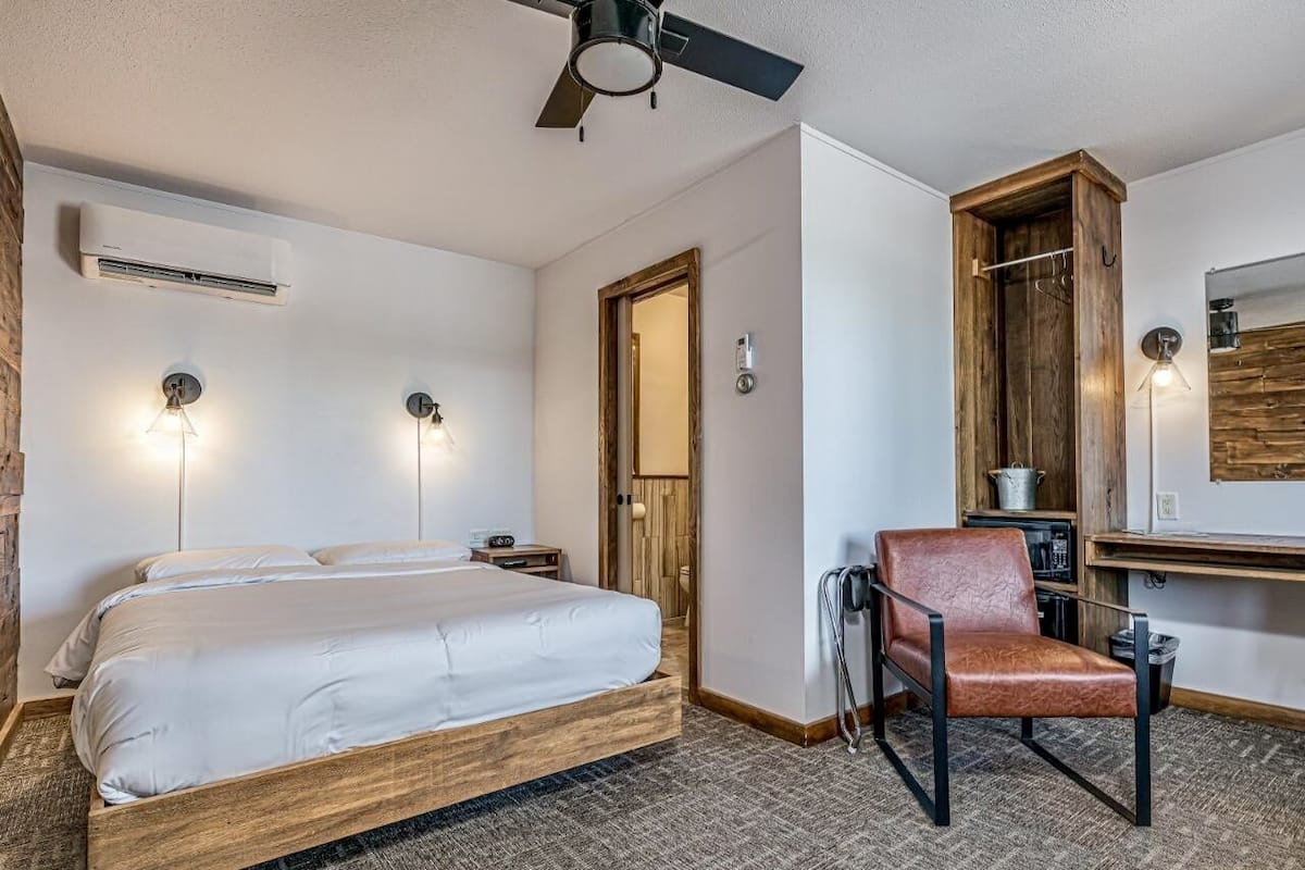 Comfort Room, 1 Queen Bed | Hypo-allergenic bedding, free WiFi, bed sheets