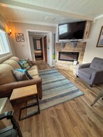 套房, 多张床, 厨房, 湖景 | 起居区 | 32-英寸纯平电视 （配备有线频道）、电视