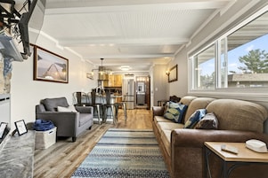 Suíte, 2 quartos, cozinha, vista para o lago | Área de estar | TV de tela plana 32 polegadas com canais a cabo, TV