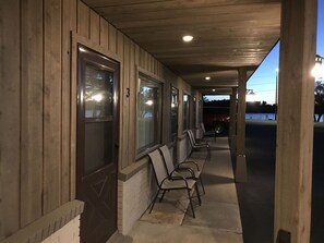 Vista frontal de la propiedad por la tarde o noche