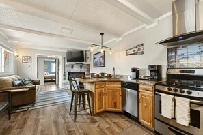 Suite, 2 camere da letto, cucina, vista lago | Area soggiorno | TV a schermo piatto 32 pollici con canali via cavo, TV