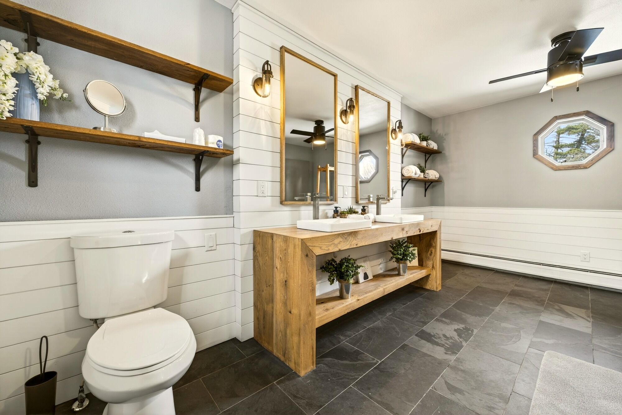 Deluxe-huone, järvinäköala | Kylpyhuone | Suihku, ilmaiset hygieniatuotteet, hiustenkuivaaja, pyyhkeet