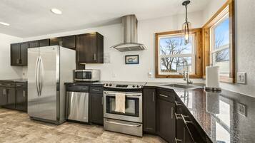 Kühlschrank, Mikrowelle, Wasserkocher mit Kaffee-/Teezubehör