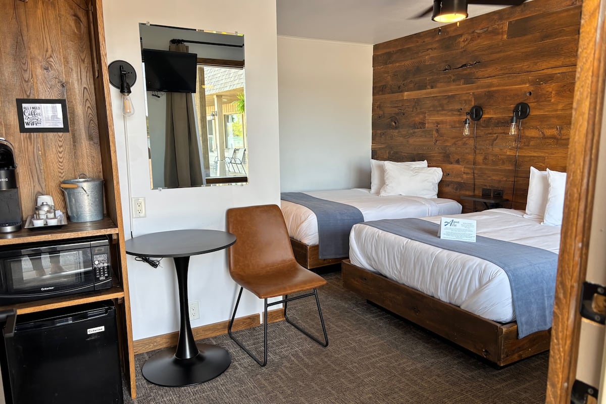 Comfort Room, 2 Double Beds | Hypo-allergenic bedding, free WiFi, bed sheets