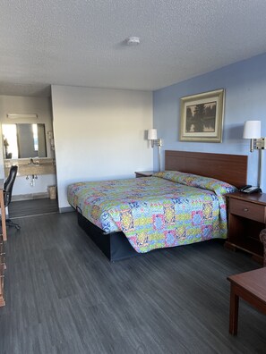 Iron/ironing board, rollaway beds, free WiFi - Executive Inn (West Columbia)