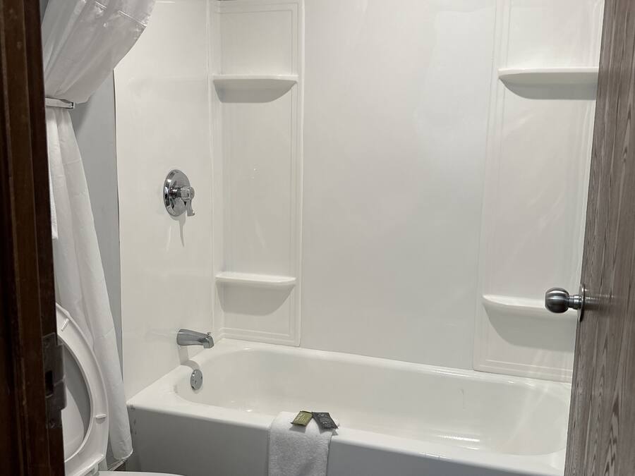 Standard Room, 1 King Bed, Non Smoking | Iron/ironing board, rollaway beds, free WiFi