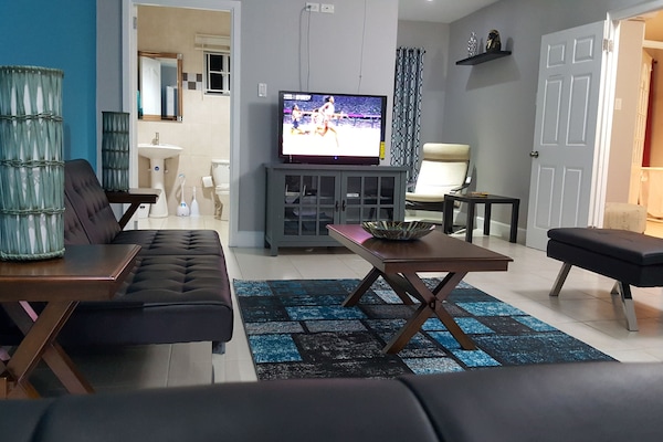 LÀgenhet City - 2 sovrum - kök - bottenvÄning | Vardagsrum | 50-tums platt-tv med kabelkanaler, tv och dvd-spelare