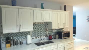 City Apartment, 2 Bedrooms, Kitchen, Ground Floor | Private kitchen