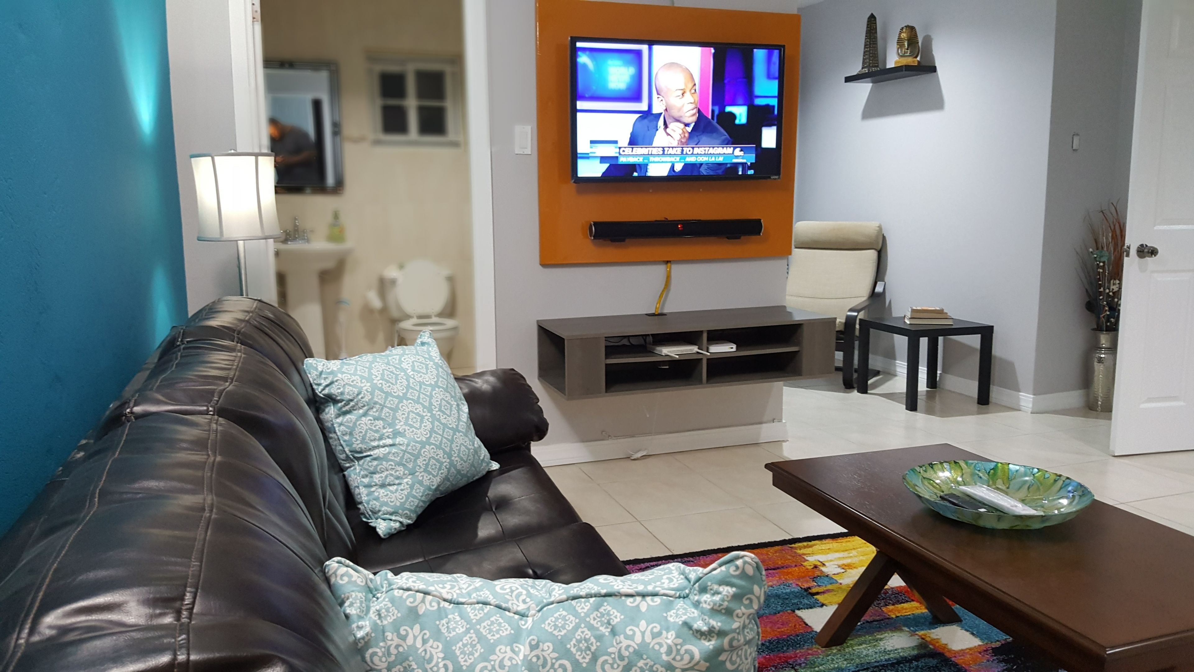 Departamento ejecutivo, 2 habitaciones, vista al jardín, piso ejecutivo | Sala de estar | Televisión de pantalla plana de 50 pulgadas con canales por cable 