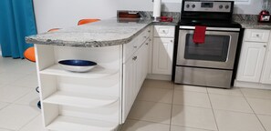 Apartamento ejecutivo, 1 habitación, cocina, en esquina | Cocina privada | Frigorífico grande, microondas, horno y cafetera o tetera