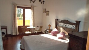 Dobbeltrom – comfort, terrasse, fjellutsikt | Dundyner, individuelt dekorert, individuelt innredet og skrivebord