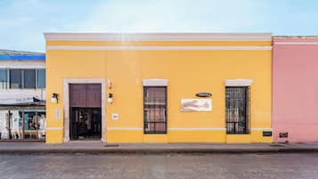 Vista frontal de la propiedad